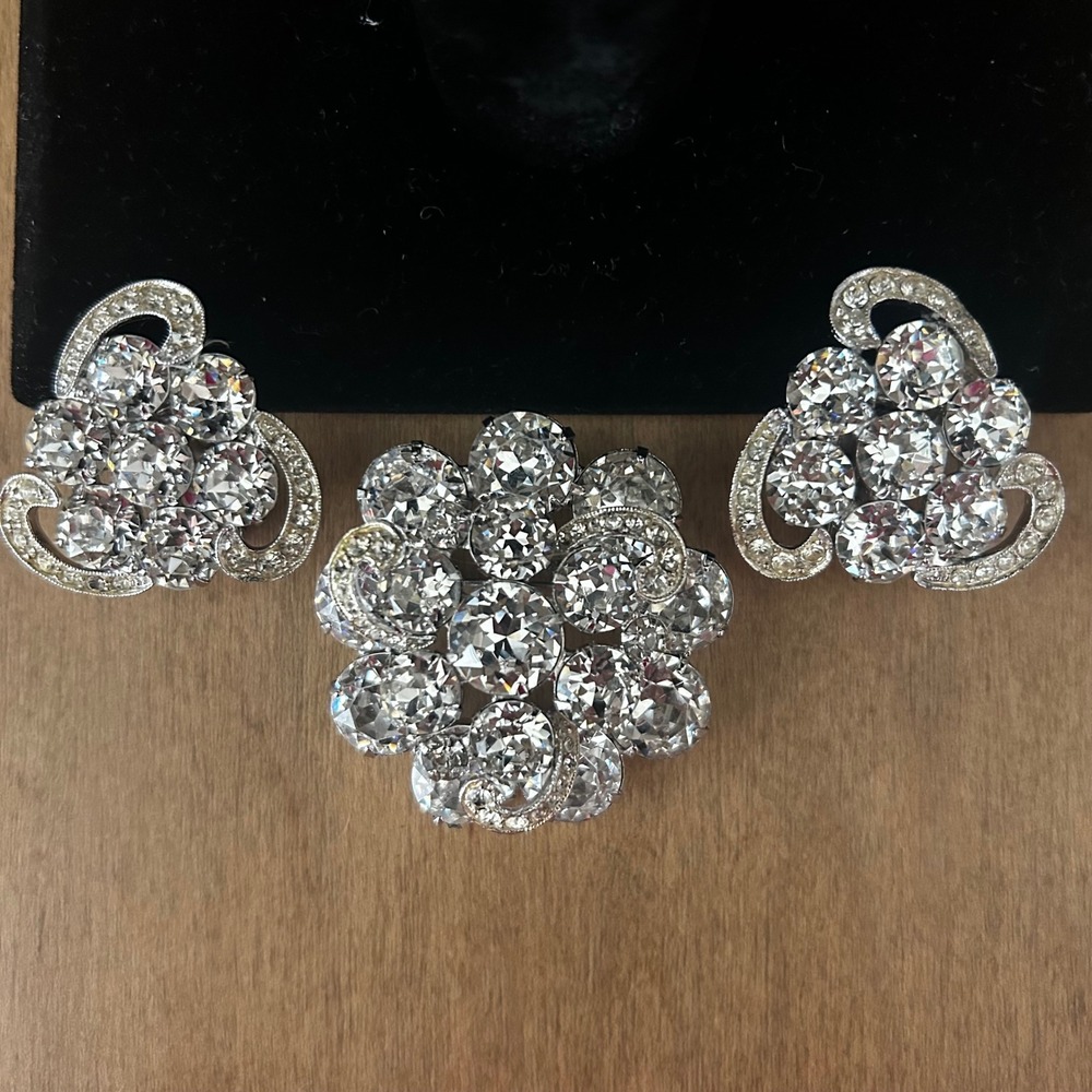 VTG Weiss Rhinestone Brooch & Clip On Earrings Set Silver Tone Floral sparkle